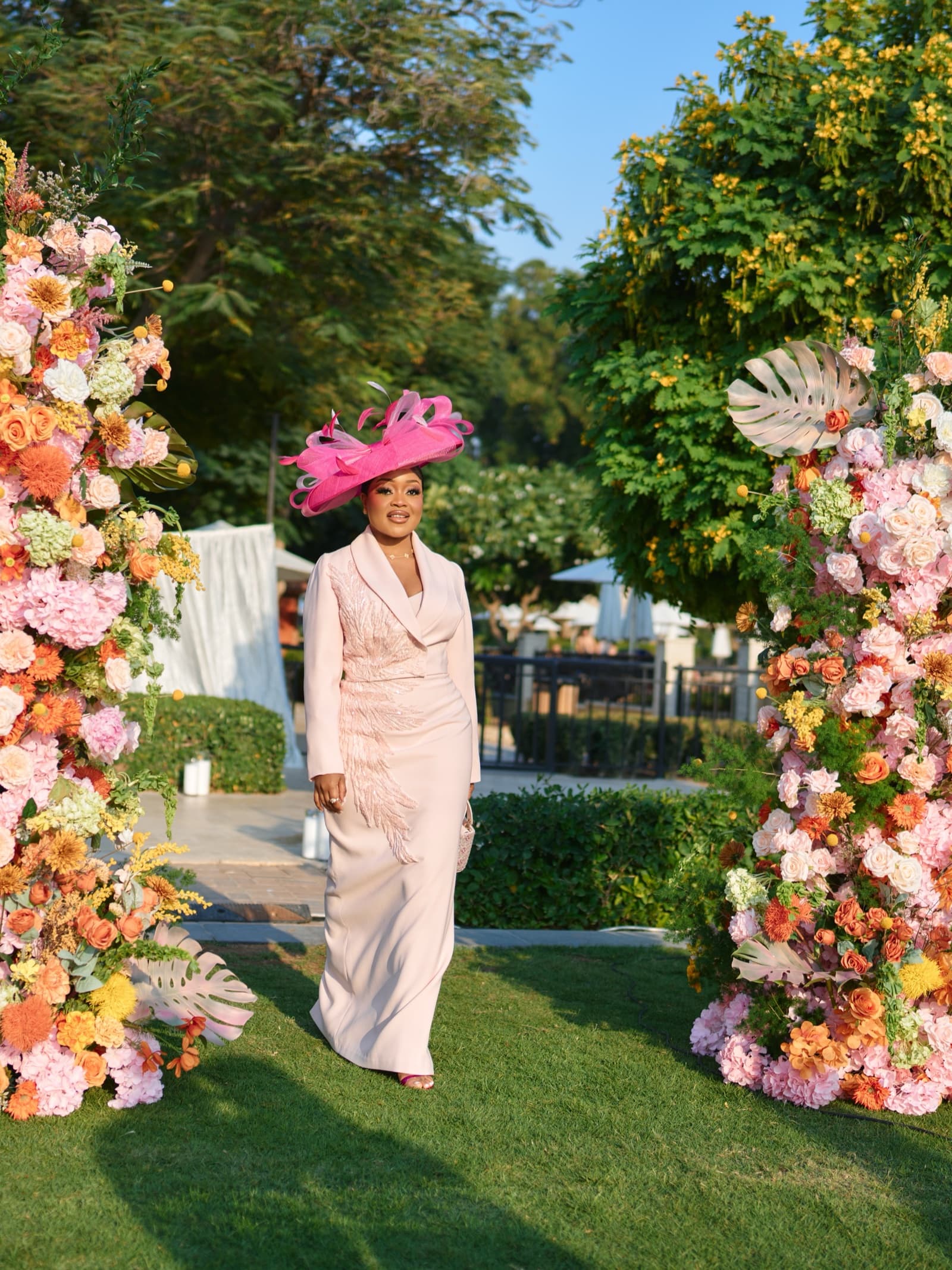Events photography by Deine, pink fascinator garden event